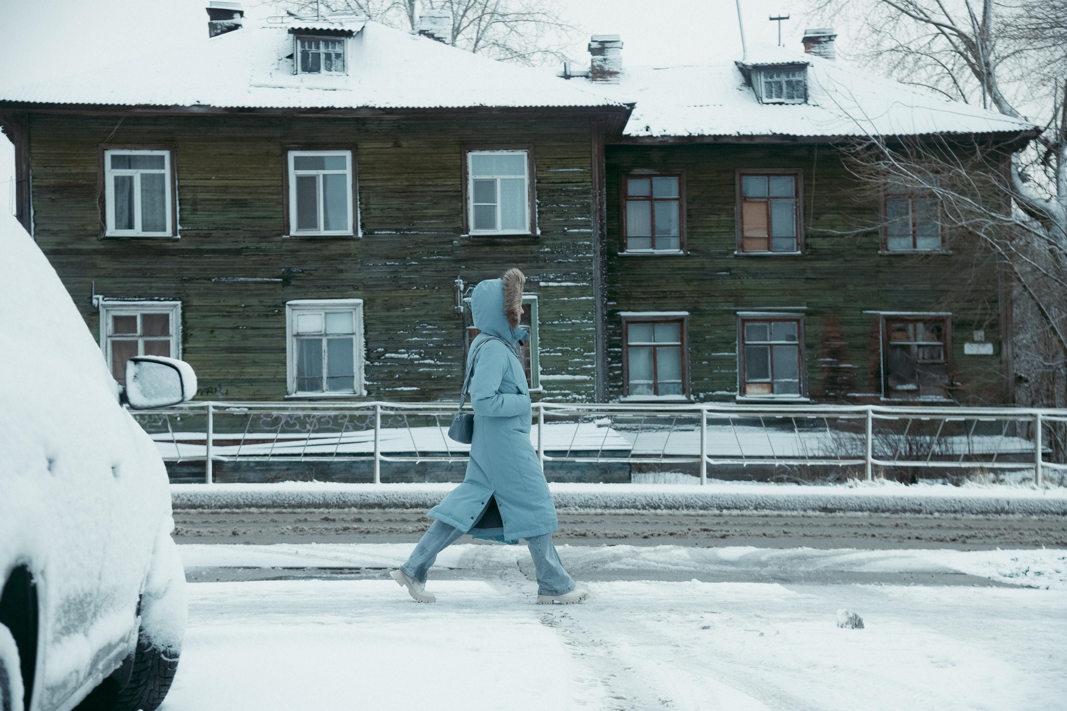 Россиян попросили выйти на работу 2 января и не летать за границу: их реакция