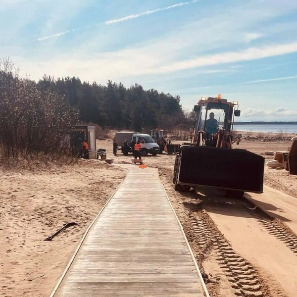 На пляже «Дюны» демонтировали дорожки из декинга. «Фонтанка» узнала, почему | Источник: «Курортный берег»