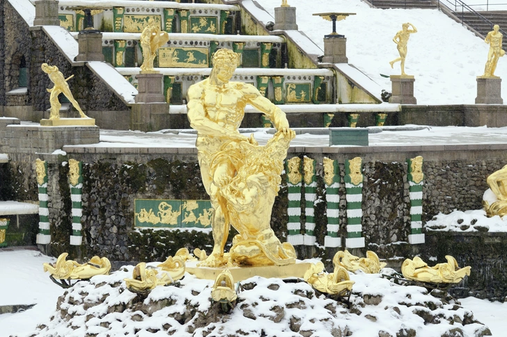 Фонтан «Самсон» в Петергофе. Первая, свинцовая, скульптура создана в 1735 году, заменена на бронзовую в 1802-м. В годы ВОВ утрачена, восстановлена в 1947-м 