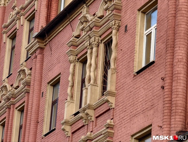 Так выглядят необычные окна Центрального дома культуры железнодорожников Москвы из окна маршрута Т | Источник: Дмитрий Бондарев / MSK1.RU