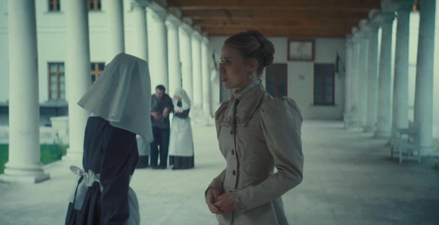 Кадр из сериала и вид на усадьбу Остафьево