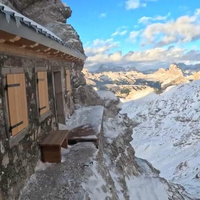 9 фото самого одинокого дома в мире: кто и зачем построил его на высоте почти 3 км?