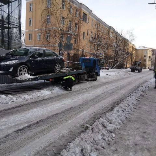 Нечего мешаться. У эвакуаторов много работы во время снегопада в Петербурге | Источник: Начальник транспортного цеха
