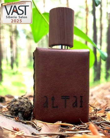 Новое хобби потянуло за собой и другие творческие навыки. Сергею пришлось научиться шить по коже, чтобы флаконы визуально отображали необычные ароматы | Источник: vk.com/aromat_goda