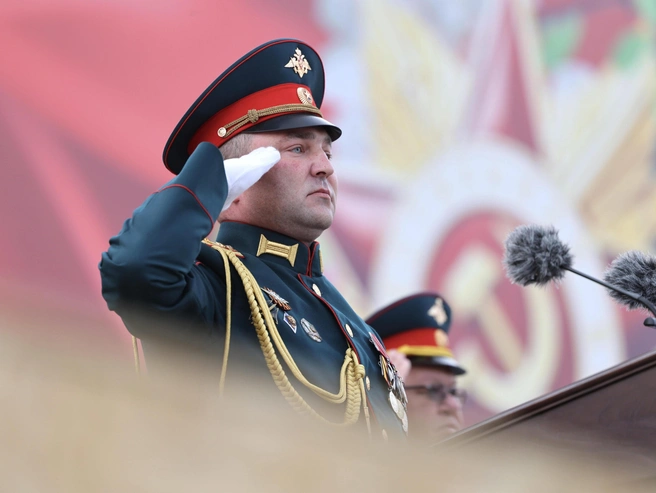 Генерал внимательно наблюдал за прохождением военнослужащих | Источник: Алексей Волхонский / V1.RU