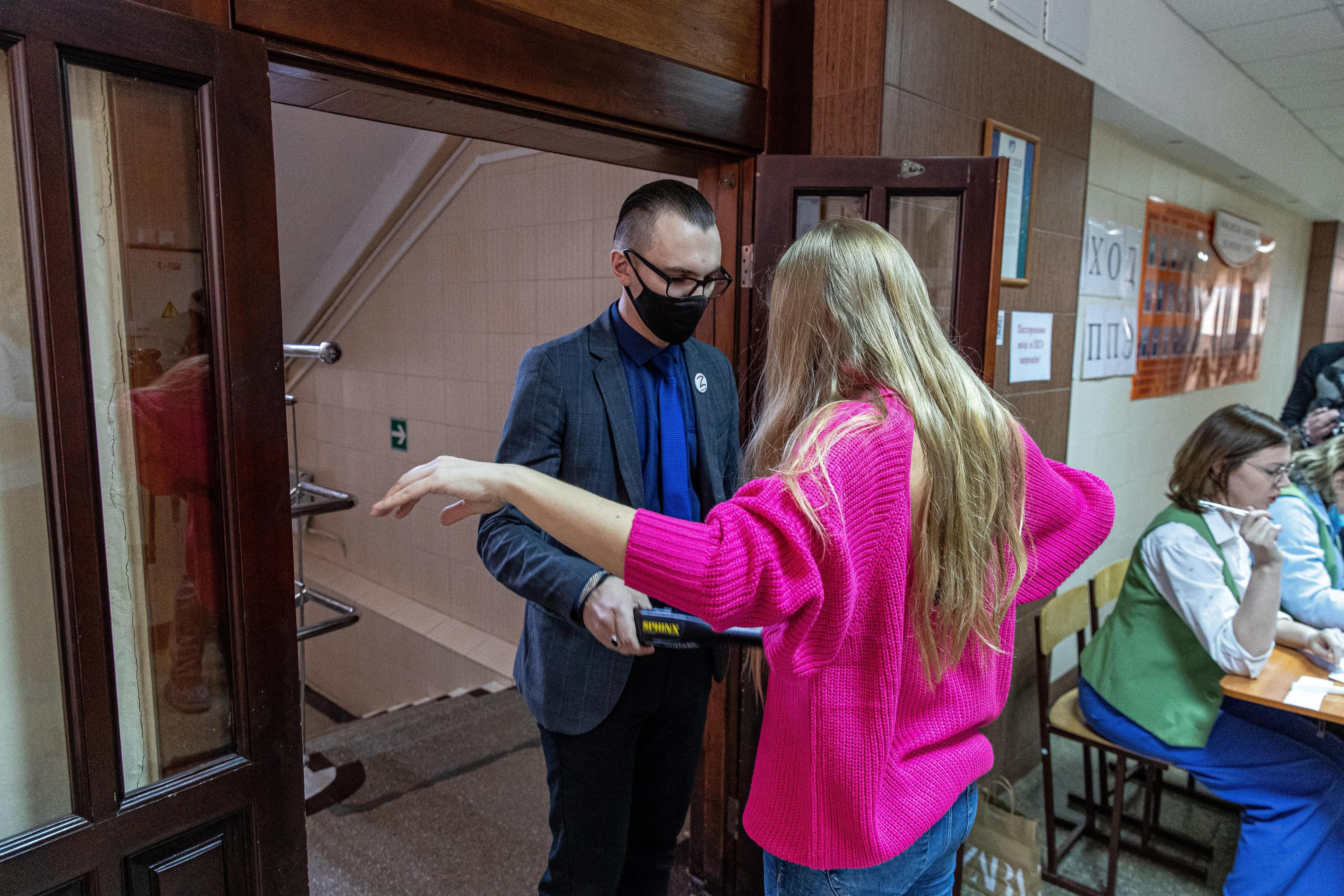 Школьников избавили от досмотра на ЕГЭ: какие еще поблажки действуют на экзамене
