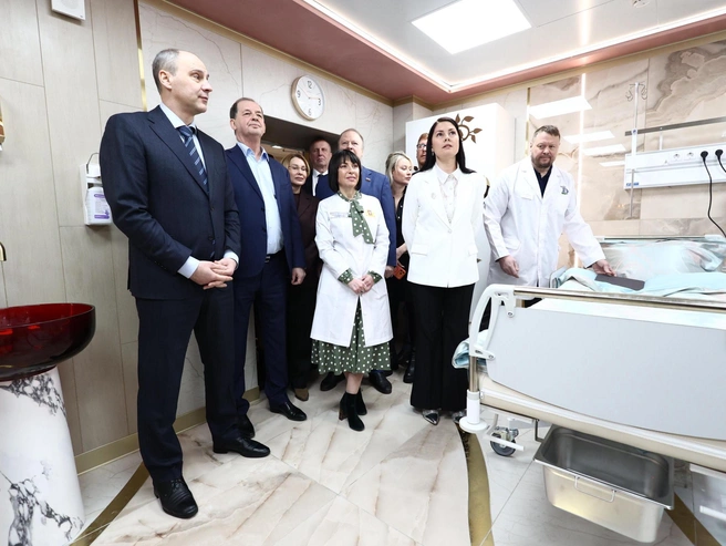 На церемонии открытия присутствовали губернатор Денис Паслер, основатель «Сима-ленда» Андрей Симановский и министр здравоохранения Татьяна Савинова. | Источник: Владислав Лоншаков / E1.RU