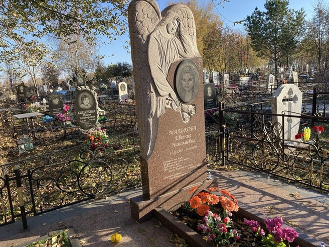 Ангел будто дарит розы умершей | Источник: Ирина Господаренко / NGS22.RU