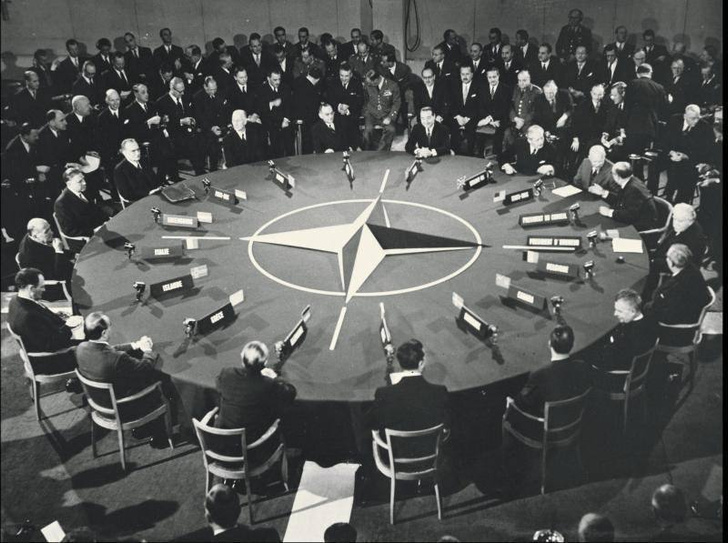 История одной фотографии: СССР отказали во вступлении в НАТО, 1953 год