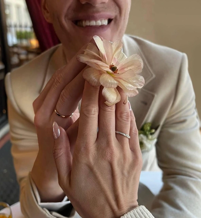 Певица тоже выложила романтичное фото с кольцами | Источник: aidagarifullina / Instagram* (Экстремистская организация, деятельность запрещена на территории РФ)