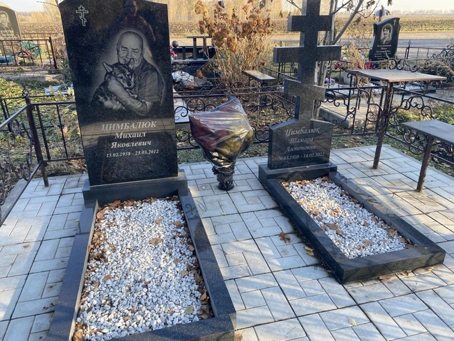 Мужчина очень трепетно держит любимого пса | Источник: Ирина Господаренко / NGS22.RU