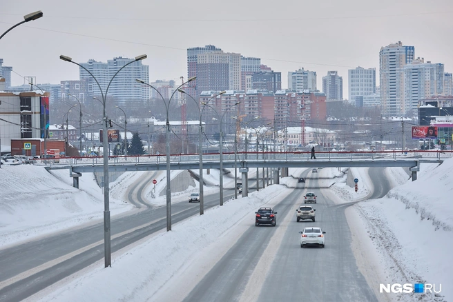 На проезжих частях всё расчищено | Источник: Александр Ощепков / NGS.RU