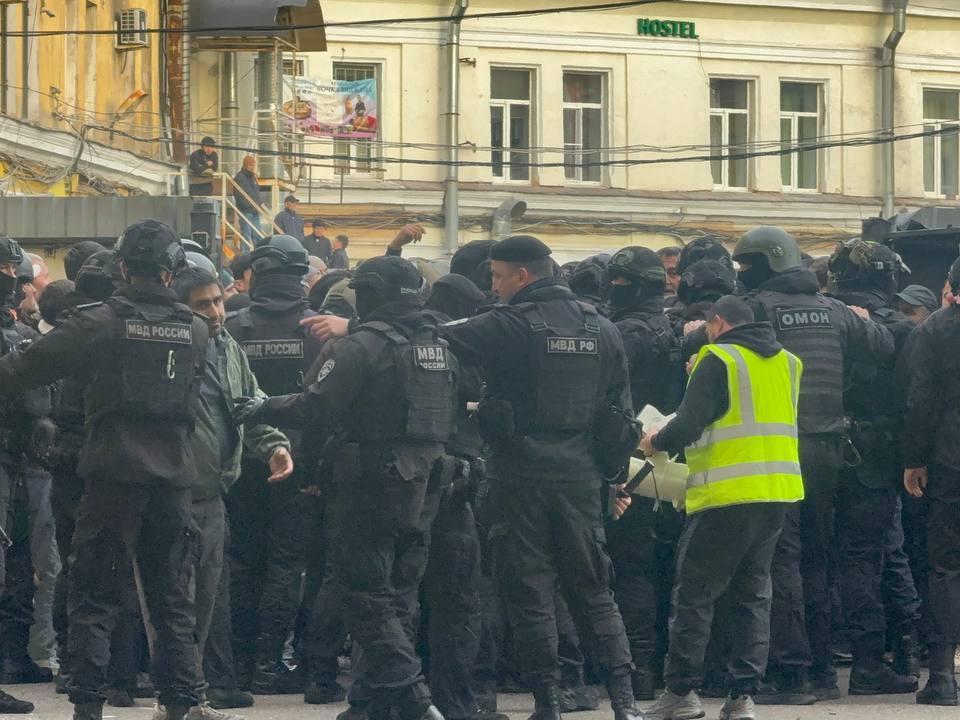 Силовики взяли в котел людей на Сенном