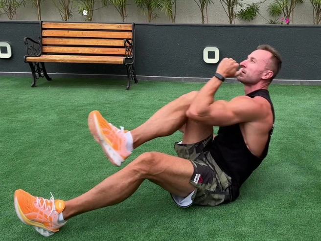 Простое упражнение для живота без инвентаря | Источник: FitStars/Михаил Прыгунов