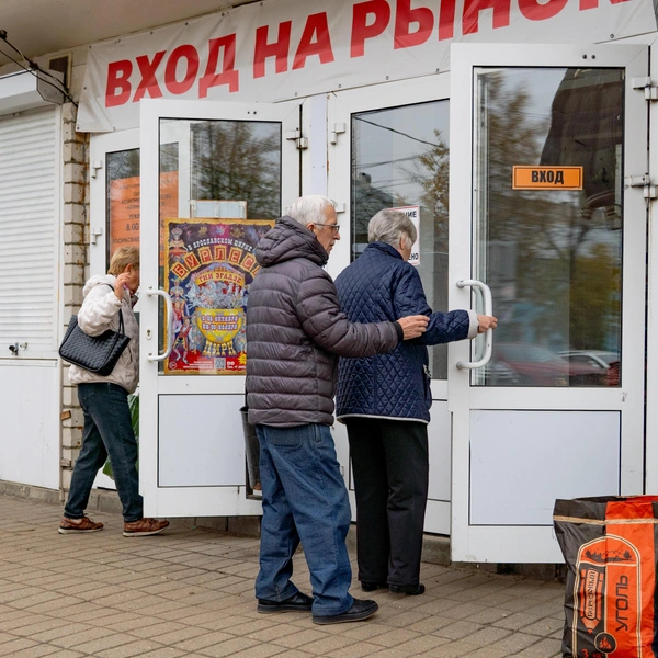 В одной палатке можно приобрести одежду, уголь, «незамерзайку» и многое другое | Источник: Кирилл Поверинов / 76.RU