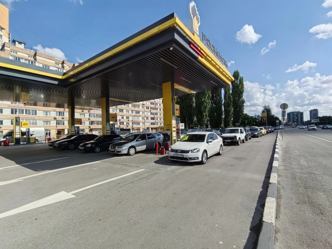 Такую картину на городских заправках воронежцам придется наблюдать еще как минимум 3-4 недели | Источник: Андрей Пашинский / Voronezh1.ru