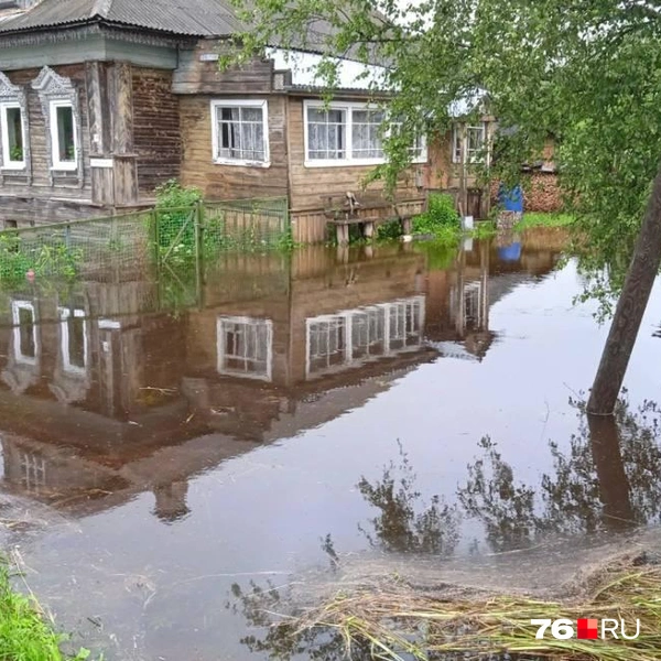 Вода подступает к домам | Источник: читатель 76.RU