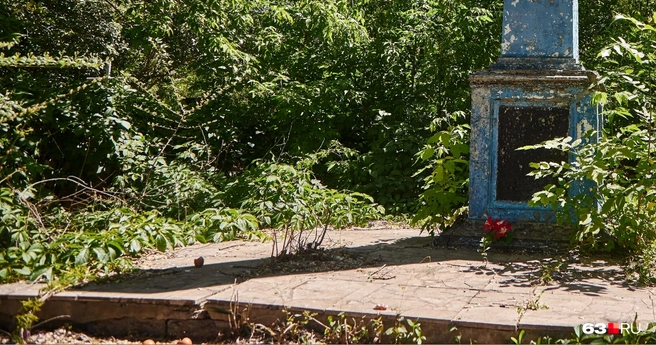 Это захоронение облюбовали маргиналы. У его подножия разбросана скорлупа от сырых яиц. На стелле — ни таблички с именами, ни дат. Кто здесь покоится — неизвестно | Источник: Роман Данилкин