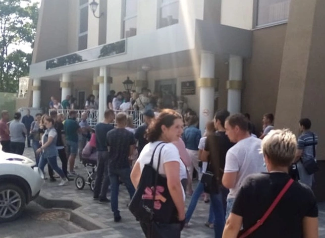 У Дворца торжеств засняли огромную очередь | ya62.ru