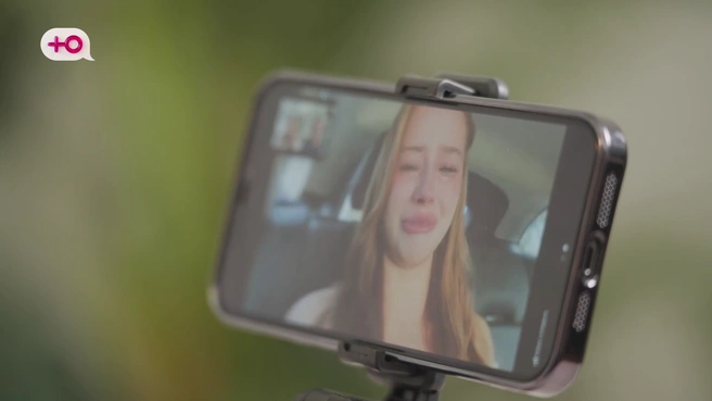 Екатерина Лунегова расплакалась во время разговора с родителями по окончании эксперимента | Источник: «Мультимедиа групп», телеканал «Ю»