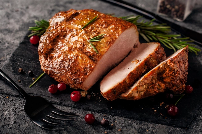 Для новогоднего стола преимущественно выбирают мясные блюда | Источник: АО «Омский бекон»