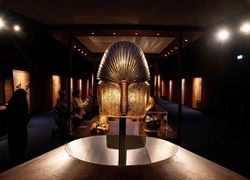 В Египте реставратор похитила и уничтожила золотой браслет фараона Аменемопе возрастом 3000 лет