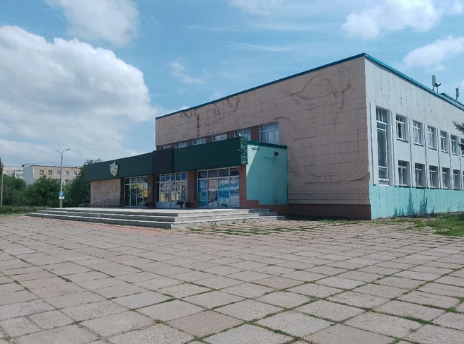 Ниже гостья города будет восхищаться драмтеатром с точки зрения архитектуры | Источник: Yandex.ru/maps