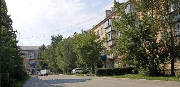 Ребенок выпал из окна на четвертом этаже | Источник: 2gis.ru