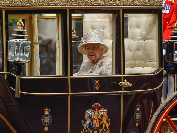 Елизавета II в карете во время парада в честь ее 93-летия, 8 июня 2019