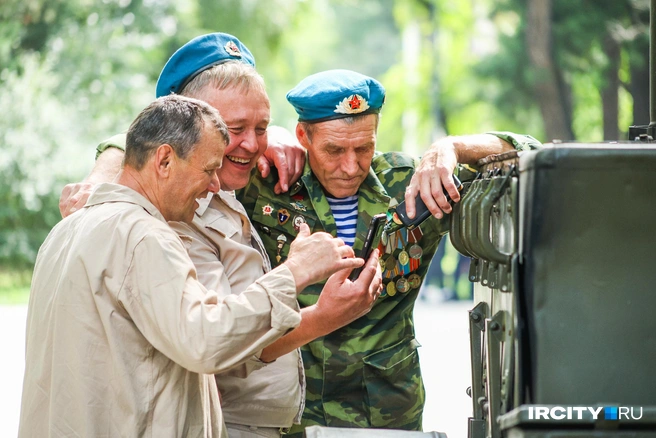 Говорят, что бывших вэдэвэшников не бывает. Сколько бы ни прошло лет со времен армейской службы, они стараются держаться вместе  | Источник: Ксения Филимонова / «ИрСити»