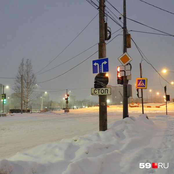 Знак «Движение прямо или направо» скрыли, а вместо него установили разрешающий левый поворот с шоссе Космонавтов на улицу Строителей | Источник: Кирилл Хафизов / 59.RU