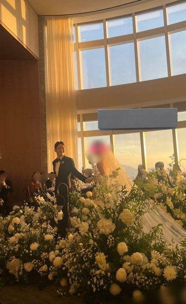 Как в сказке: Чен из EXO и его жена сыграли свадьбу мечты