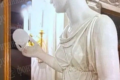 Visitor Accidentally Breaks Finger Off Statue at The Hermitage