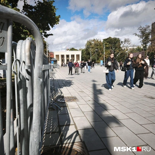 На улице около метро стоят ограждения | Источник: Михаил Мечев / MSK1.RU