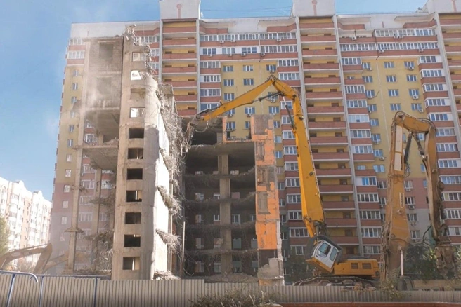 Жители близлежащих домов рассказывают, что строители (точнее, сносители) пару раз задевали трубы, поэтому люди сидели без воды. Но потом всё чинили  | Источник: мэрия Самары