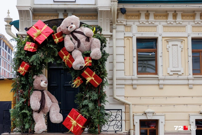 В заведении «Арбат» на входе вас встретят плюшевые медведи и коробки с подарками. Еще повесили гирлянду — вечером всё здание горит желтыми огнями | Источник: Ирина Шарова / 72.RU