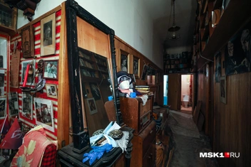 Пленка на полу, чтобы грязи в квартире было чуть меньше. Слева внизу&nbsp;— фрагменты кухни | Источник: Артем Устюжанин / MSK1.RU