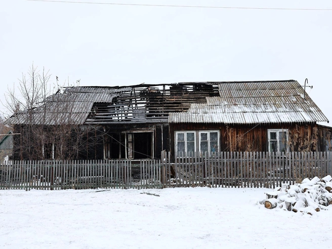 Одна часть здания полностью разрушена, вторая уцелела | Источник: Александр Ощепков / NGS.RU