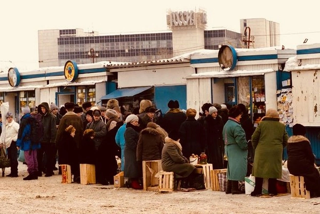 Киоски на площади Маркса в середине 90-х | Источник: Евгений Иванов