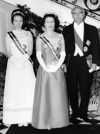 Принцесса Анна, королева Елизавета II и президент Австрии Франц Йонас на государственном приеме в посольстве, 1969 год