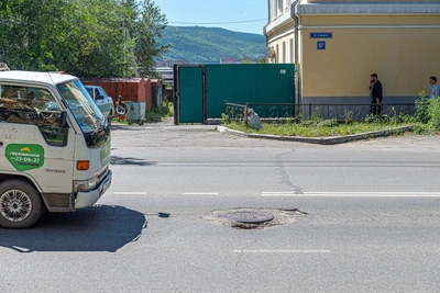 Мэрия Иркутска заплатит водителю за поврежденный люк