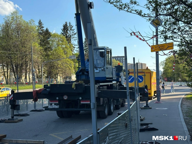 Аварийные службы возле дома на Мосфильмовской улице | Источник: Андрей Кузнецов / MSK1.RU