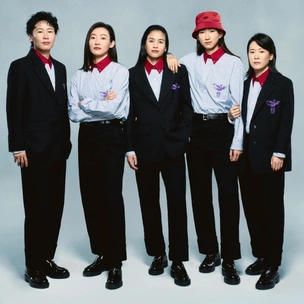 Красные воротнички и птица-феникс: Prada переодевает китайских футболисток