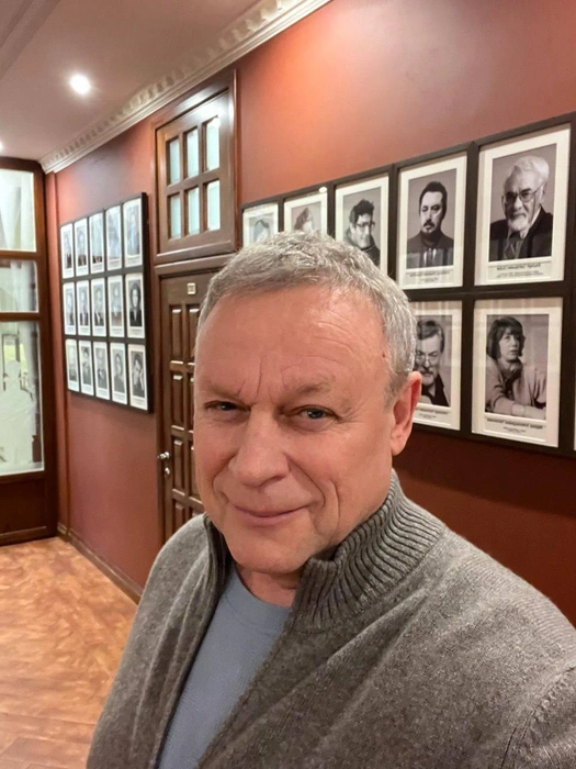 Актер так подписал это фото: «Щукинское училище. Только сейчас понимаю, как мне повезло, что я оказался студентом этого заведения, которое невозможно забыть и невозможно не любить… Была бы возможность — пошел бы учиться второй раз!» | Источник: Сергей Жигунов. Птицы, звери и другие родственники / Telegram