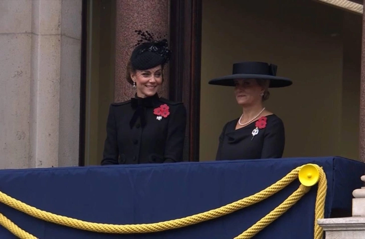 Строгая вуаль и жемчуга Елизаветы: Кейт Миддлтон появилась на публике после лечения от рака