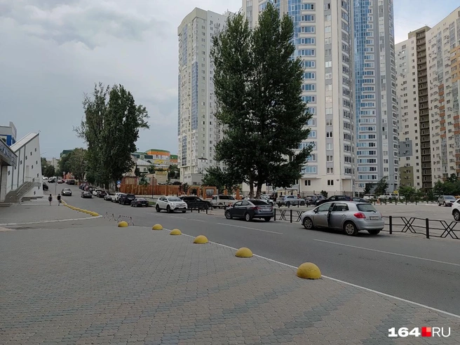 Большая часть территории возле Волги превратилась в парковку. Нам повезло запечатлеть ее в момент, когда она не заполнена автомобилями | Источник: Сергей Гендин / 164.RU