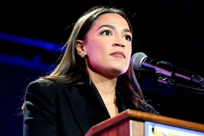 Маск назвал AOC лгуньей и актрисой после обвинений в Medicaid