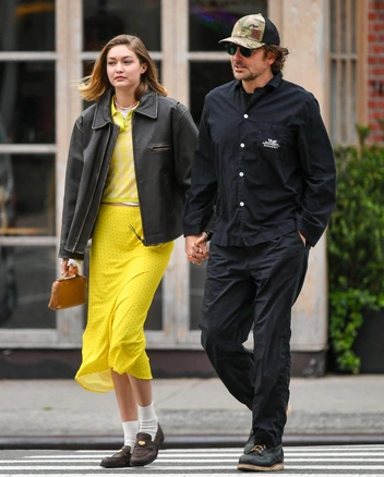 Скоро еще одна свадьба? Джиджи Халид и Брэдли Купер прогулялись за руку | marieclaire.ru