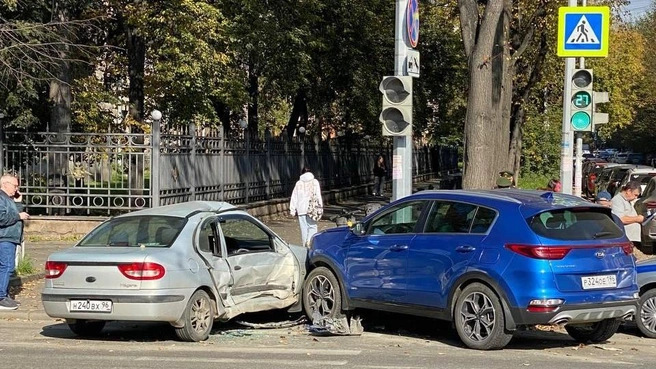 Две легковушки столкнулись перед носом VIP-кортежа | Источник: читатель E1.RU