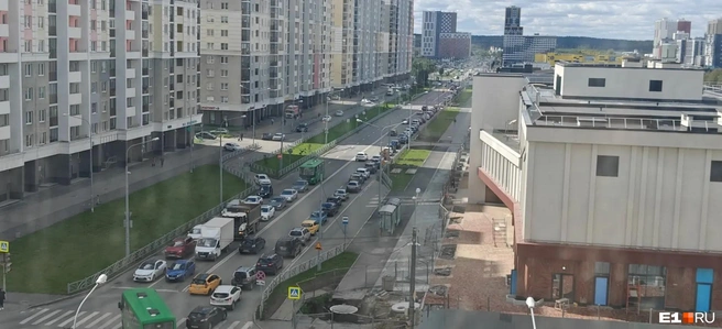 Вся правая полоса занята теми, кто стоит в очереди на заправку | Источник: читатель E1.RU 